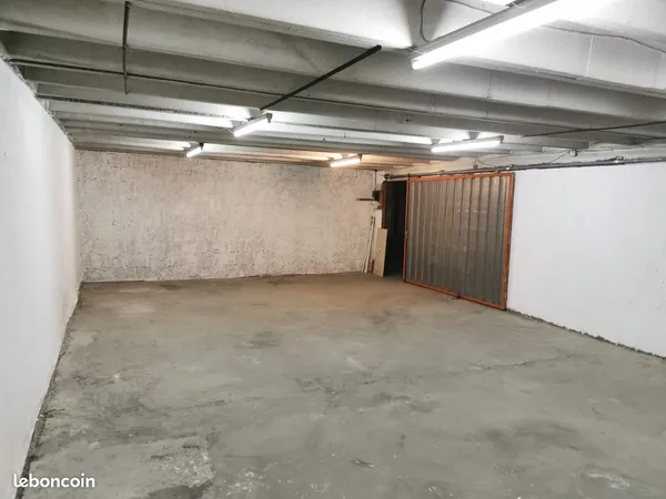 Garage fermé de 62 m² à vendre - parking sécurisé à Grenoble