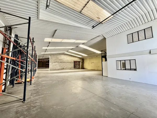 VENTE ENTREPÔT 1075m2 À RIOM 63200
