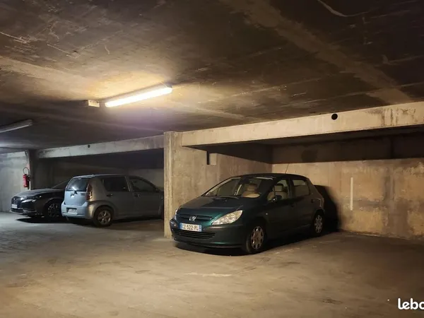 Place de parking couverte — Quartier Picpus