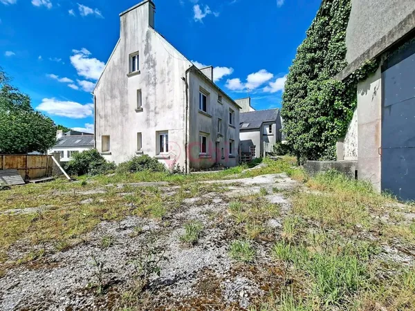 Une maison et des hangars à rénover