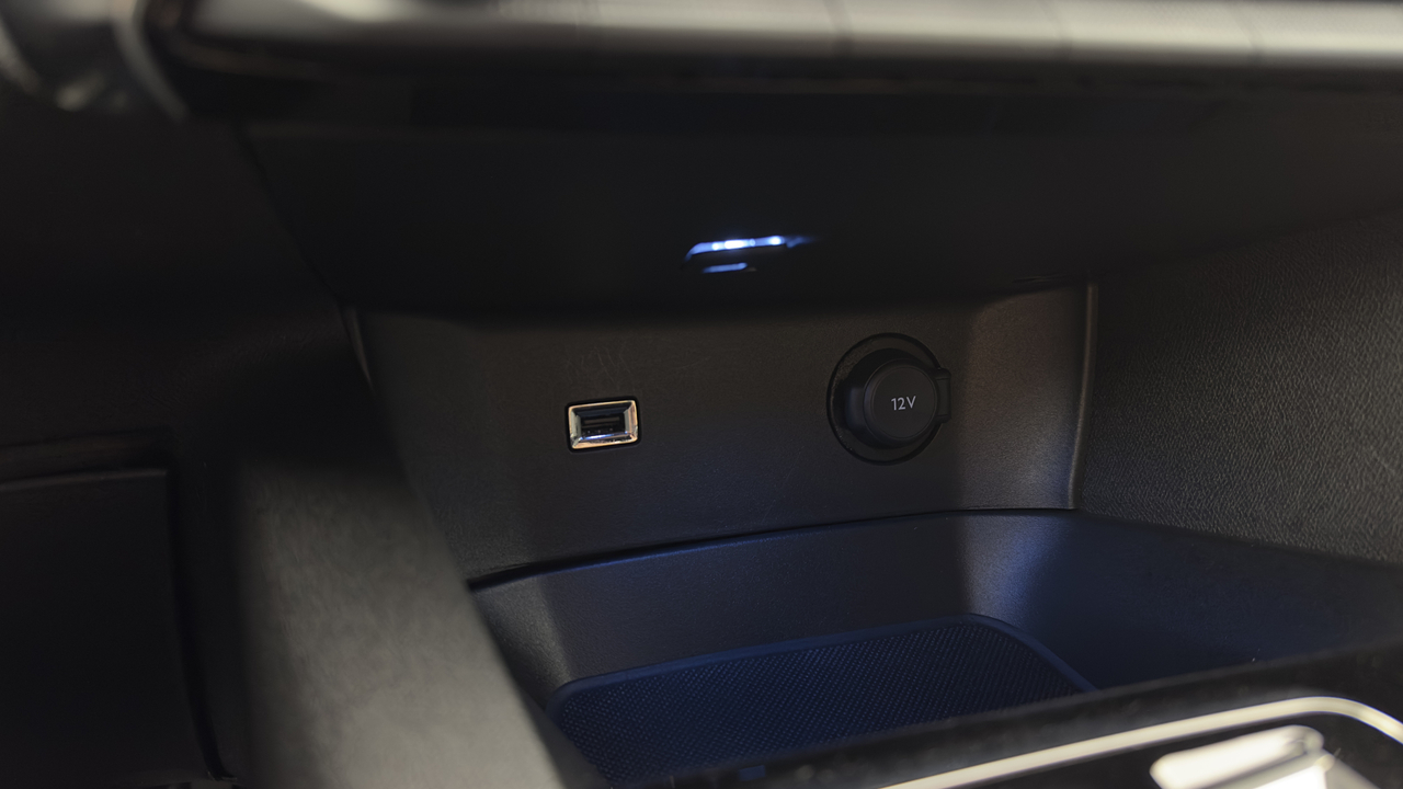 Peugeot 3008 Hybrid 225 e-EAT8 — photo 28