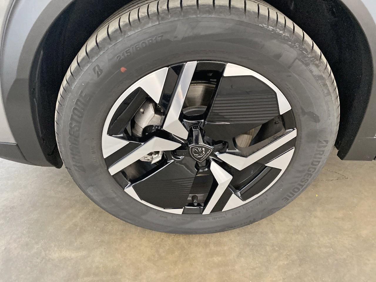 Peugeot 2008 hybrid 145 ch e-dcs6 allure — photo 11