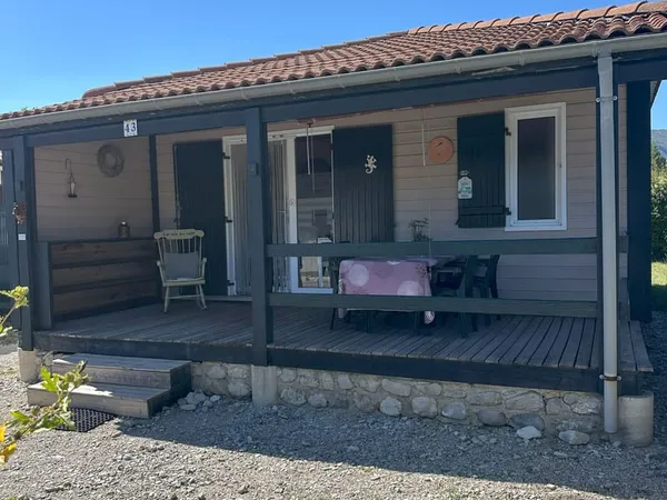 Habitation Légère de type chalet, meublée, à deux pas du lac de Castillon, terrasse, piscine, fort p
