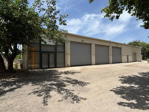 Hangars rideaux électriques dalle béton proche N7