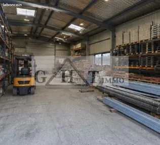 Local industriel 703 m²