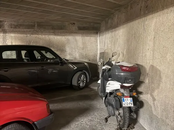 Loue parking moto/scooter
