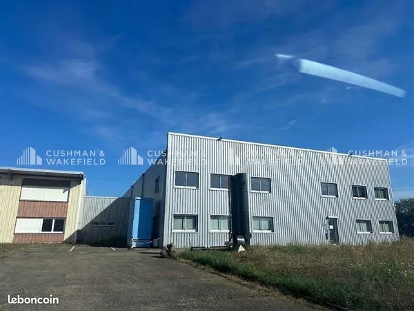 Local 1 700 m²