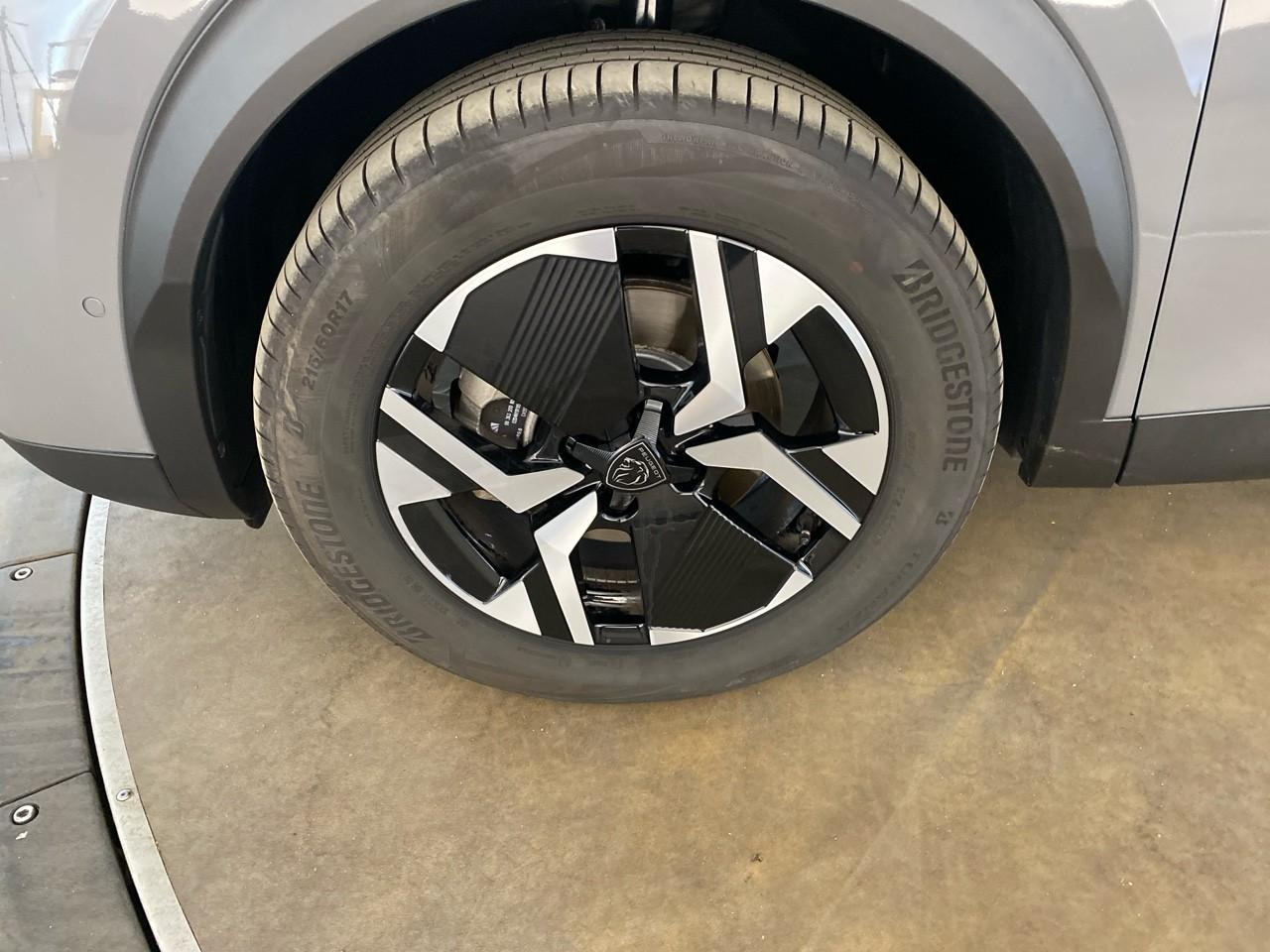 Peugeot 2008 hybrid 145 ch e-dcs6 allure — photo 11