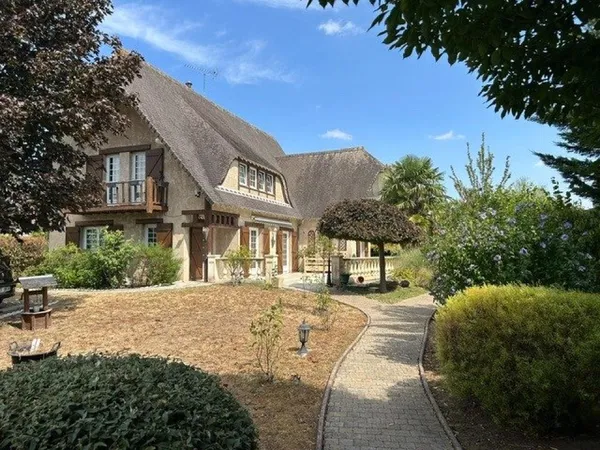 Magnifique maison familiale de caractère de 180M² avec piscine , idéalement située proche des écoles