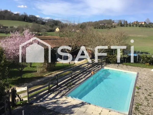 Maison comprenant deux gîtes, trois chambres d'hôtes et deux piscines.