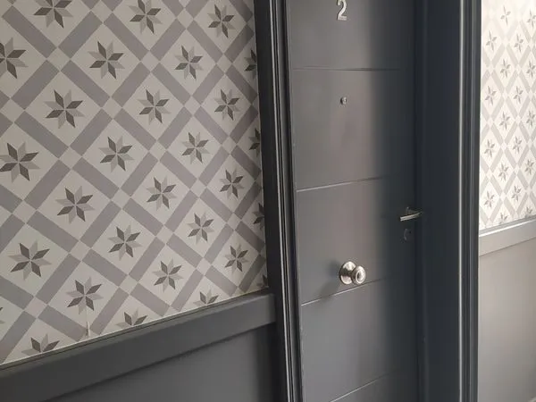 Appartement entièrement meublé et équipé avec box privatif et jardin commun