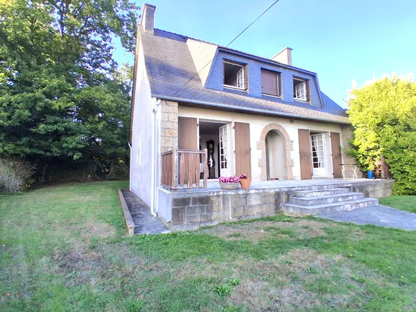 PLOUEDERN (secteur KERGOAT) - Maison de 7 pièces de 121 m2 sur sous-sol complet