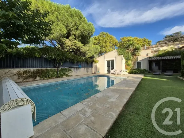 Maison 8 pièces 384 m²