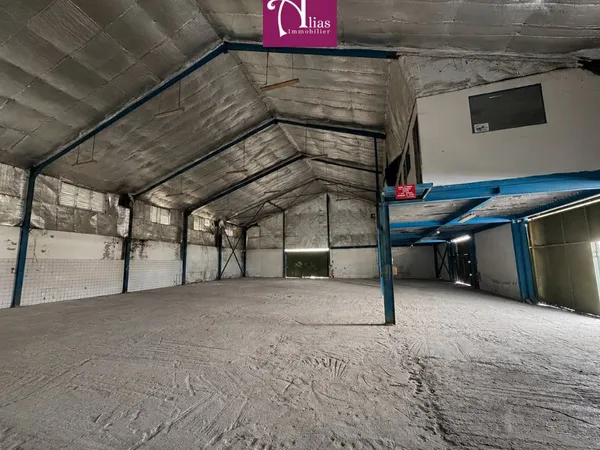 À louer - Dépôt de 700 m2 avec mezzanine Petit-Pérou, Les