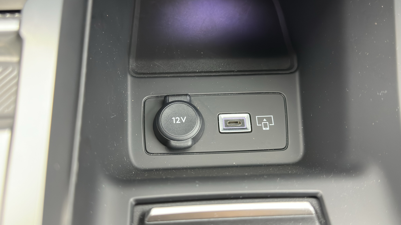 Peugeot 308 SW PHEV 180 e-EAT8 — photo 32