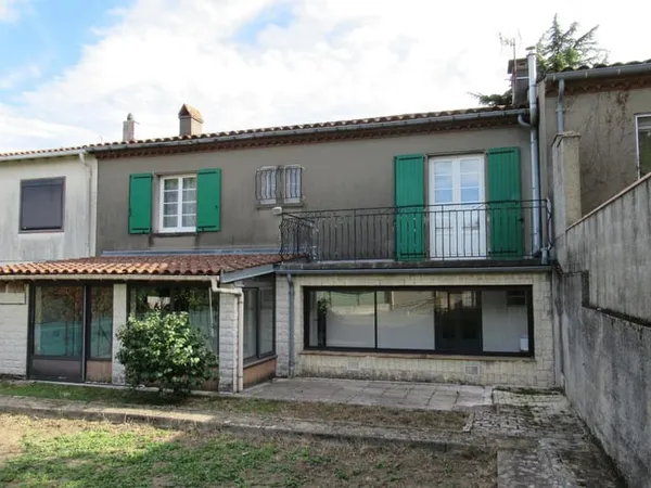Maison de ville avec garage et jardin