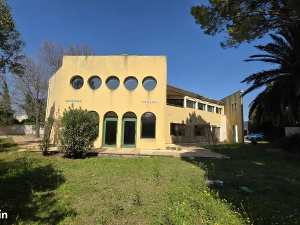 Local 830 m² AVIGNON