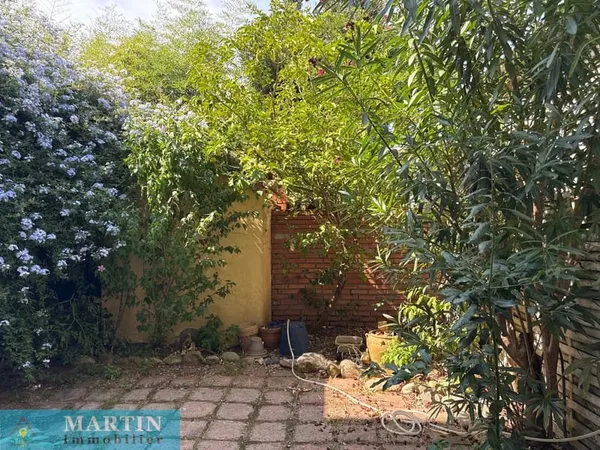 MAISON DE VILLAGE AVEC GARAGE, TERRASSE ET JARDINET