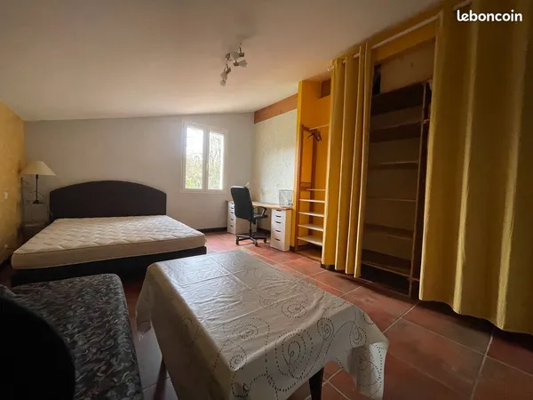Chambre 20 M2 pour etudiant/alternant- Prix 450 TTC avec charges locatives + eau élec chauffage Wifi