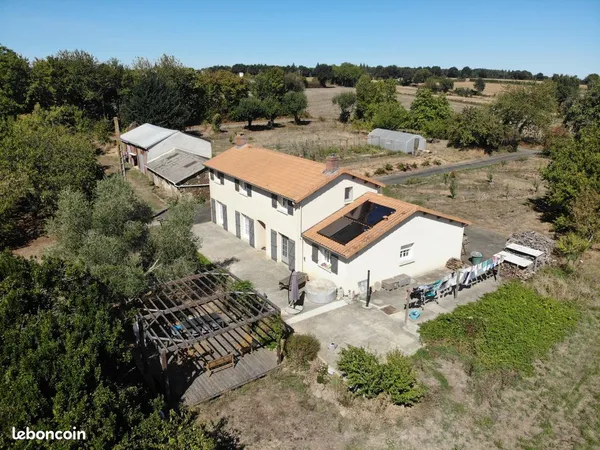 Maison rénovée 147 m2, 4 chambres, dépendance 150 m2, terrain de 6 ha, autonome en eau et énergie, a