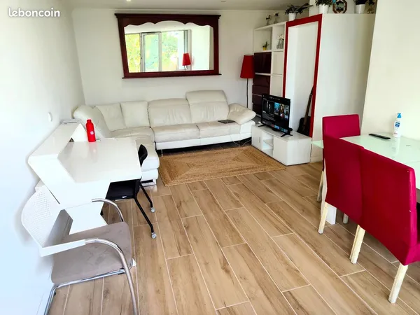 600 CC. 1 chambre (12m²). Colocation meublée proche RER B/C LES BACONNETS