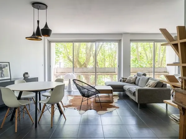APPARTEMENT TRAVERSANT DE EN ÉTAGE ÉLEVÉ AVEC VUE ET PARKIN