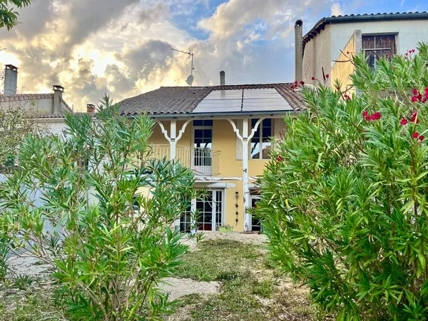 Au coeur du village, maison en pierre avec beaucoup de charme, garage et jardin
