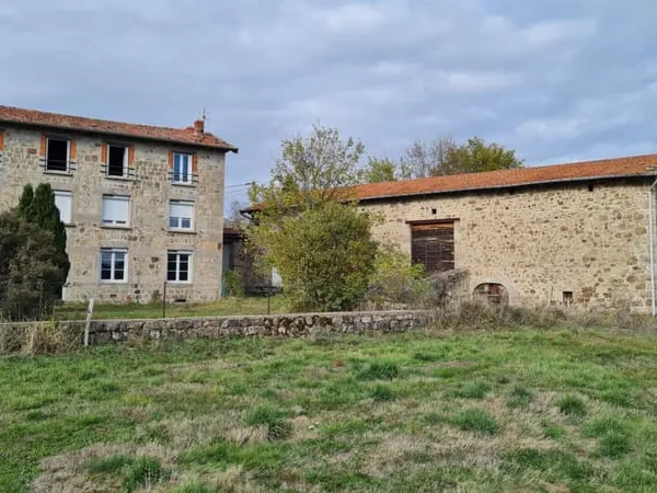 Jonzieux 42660 dans un hameau paisible avec une superbe vue dégagée corps de ferme composé de deux b