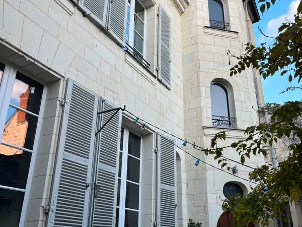 Hôtel particulier du 16ème siècle dans le centre historique de Saumur, autour d'une cour privative s
