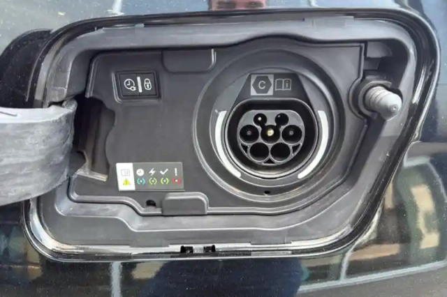 Peugeot 3008 hybrid 225 e-eat8 — photo 29