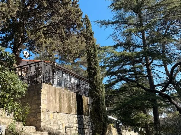 Terrain arboré 2100 m² - Nîmes