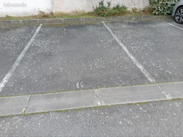 Place de stationnement dans résidence fermée
