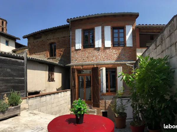 Maison de village avec garage et extérieur