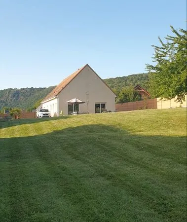 Maison familiale 7 pièces - 5 chambres - Terrain 3 310 m² - Le Vey
