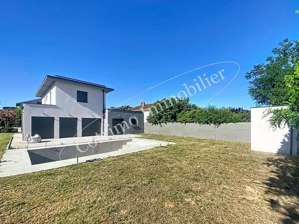 ST PRIEST Villa standing 5P 143m² en impasseTerrain 698m²