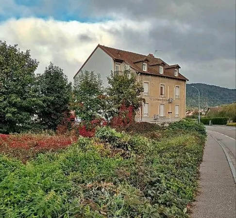 Immeuble locatif de 3 appartements T5 avec 3 garages sur un terrain de 1111 m2 (2 parcelles dont une