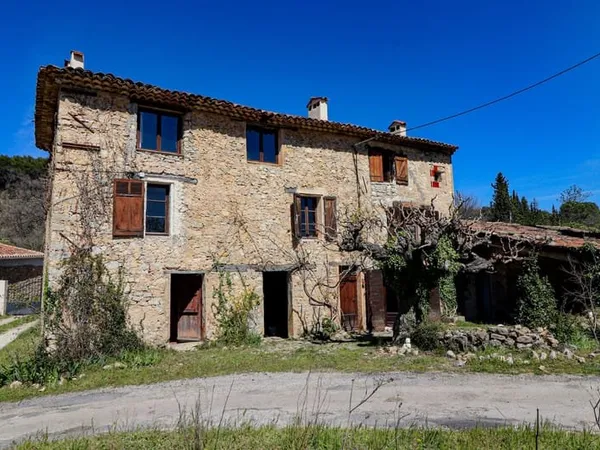 FLAYOSC. AUTHENTIQUE BASTIDE EN PIERRES DE 165M2 sur 2800 m2