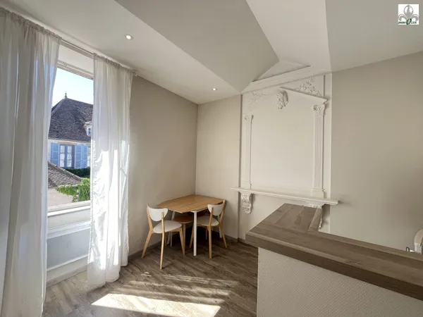 Beaune, Centre Ville, agréable type 2 meublé avec balcon