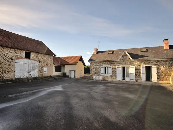 Corps de ferme de 1904 - Maison 112 m² partiellement rénovée + granges 200 m² sur 3 100 m²