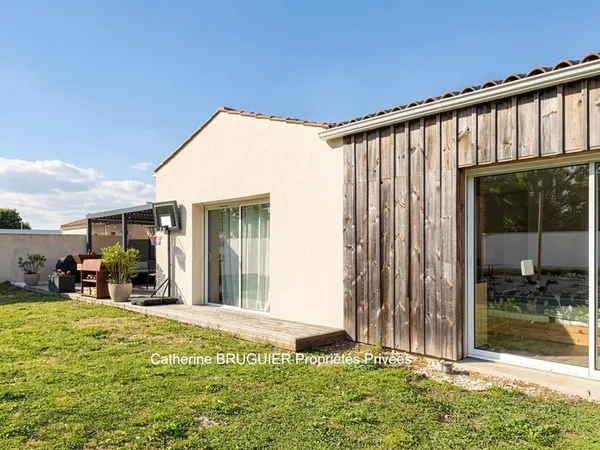 Maison de plain pied 148 m2- 4 chambres - garage- jardin- centre village