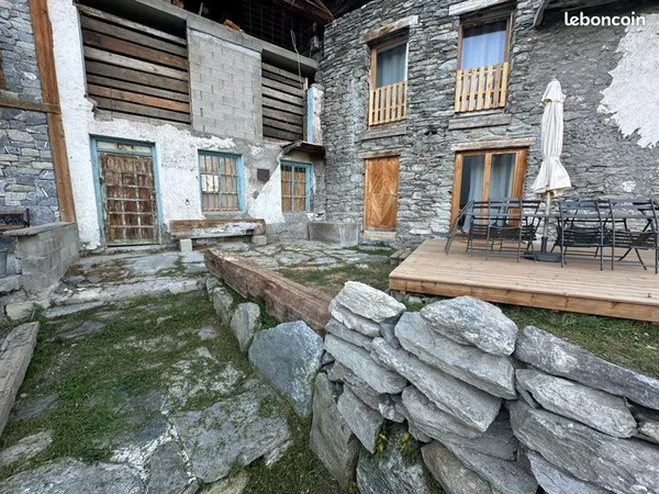 Chalet d'exception face à la montagne et à la cascade à louer pour la saison d'hiver