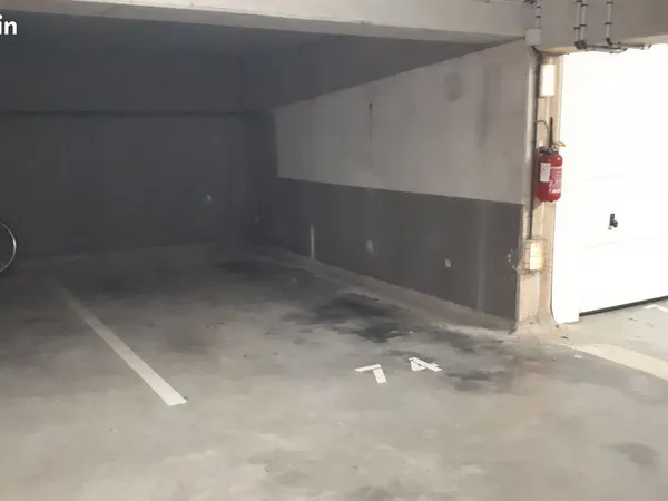Place de parking couverte en résidence sécurisée