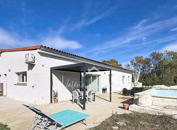Villa avec piscine et grand entrepôt À 15 minutes St-Affri