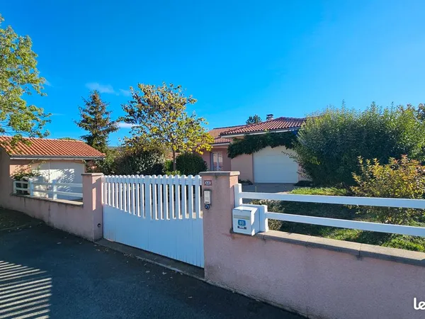 Maison de plain-pied 93 m² - 3 chambres - terrain 862 m² - 2 garages - panneaux solaires