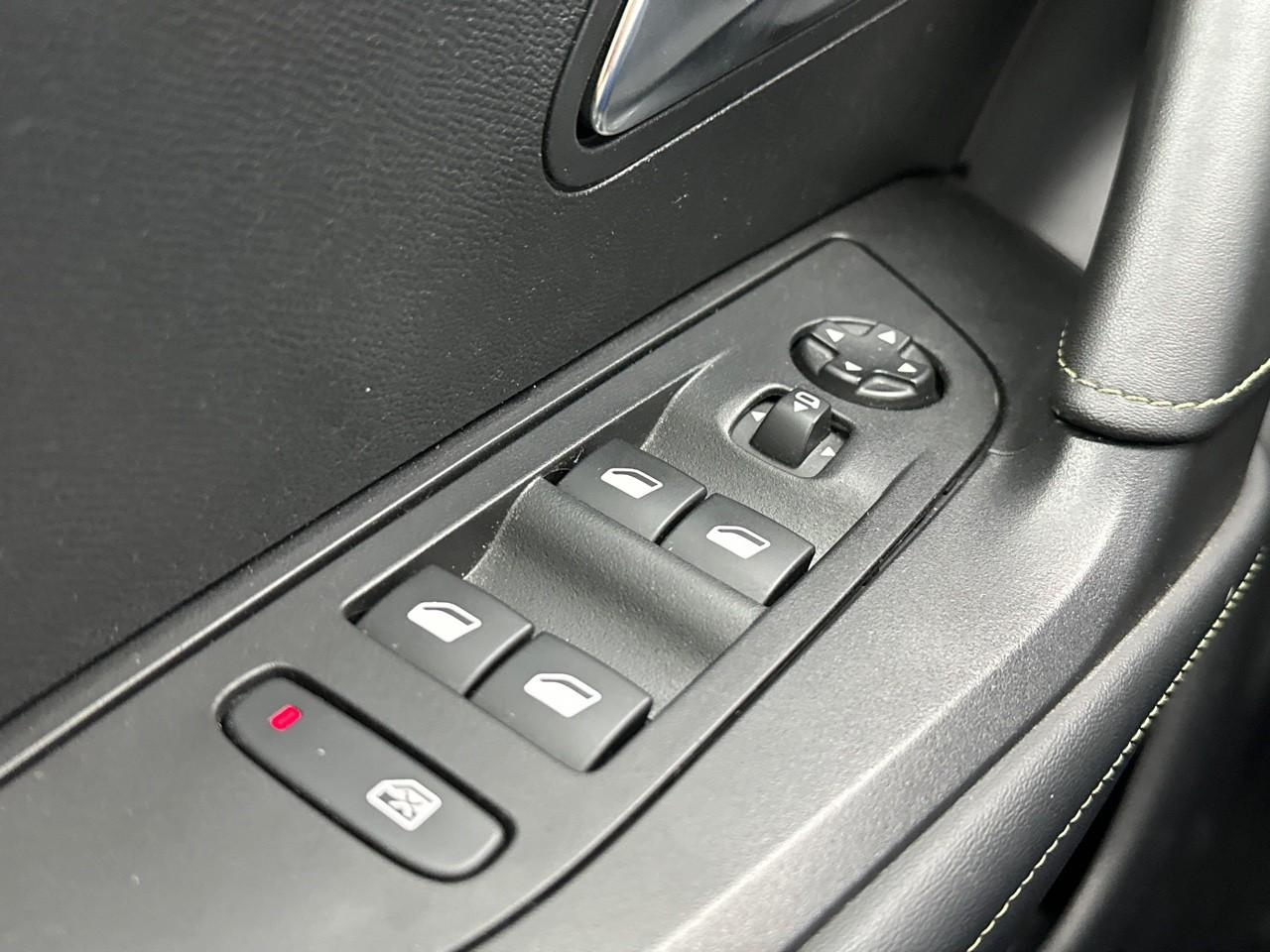 Peugeot 2008 puretech 130 s&s eat8 gt pack — photo 16