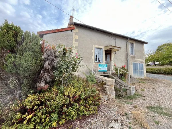 MONTARON. Maison de village avec jardin et terrain.