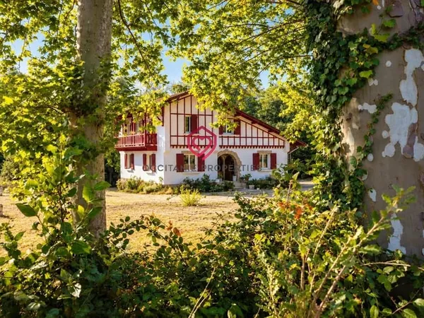 Villa de caractère avec 2,8 hectares de terrain, bois et prairie - proche de Carcassonne