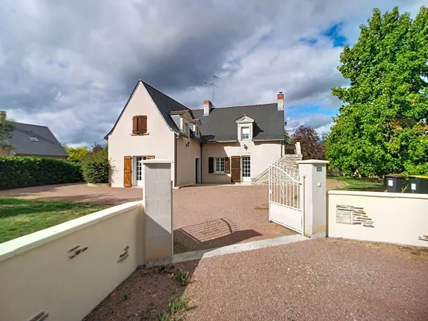 Maison de charme à vendre Saint Melaine sur Aubance - 3 chambres dont une vie de plain-pied - beau j