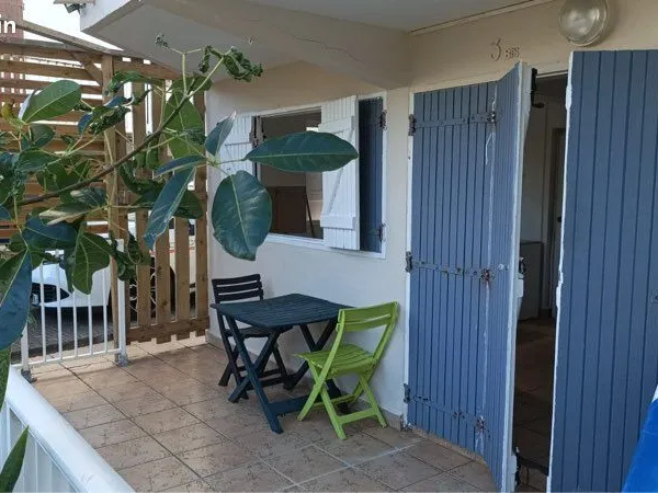 Loue appartement F1 situé dans un petit immeuble au bord de la plage montal à moule