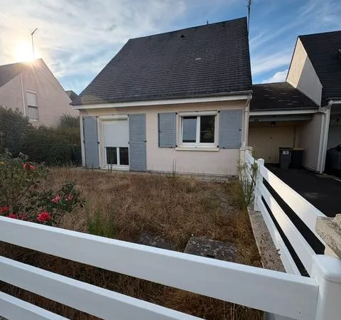 Loue maison de bourg a ballan mire